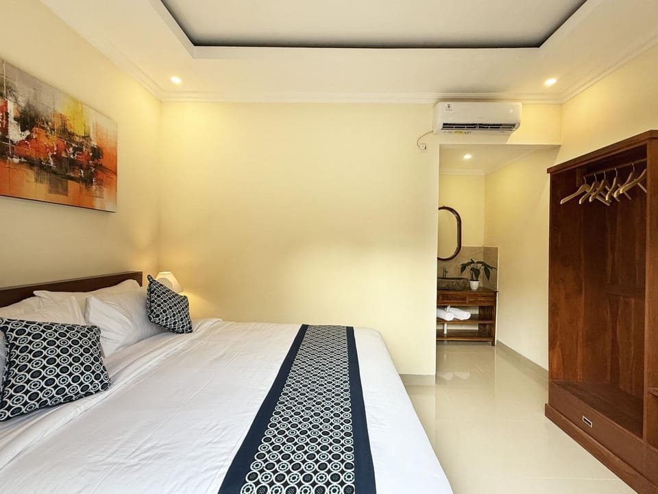 Bed, Photo of the whole room, wardrobe, air conditioner