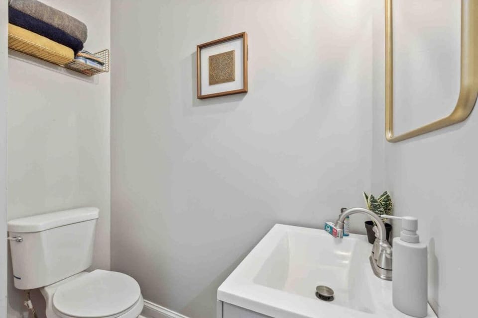 4BR Near HUP, CHOP, UPENN Free Parking 30 Days Apartment in Philadelphia
