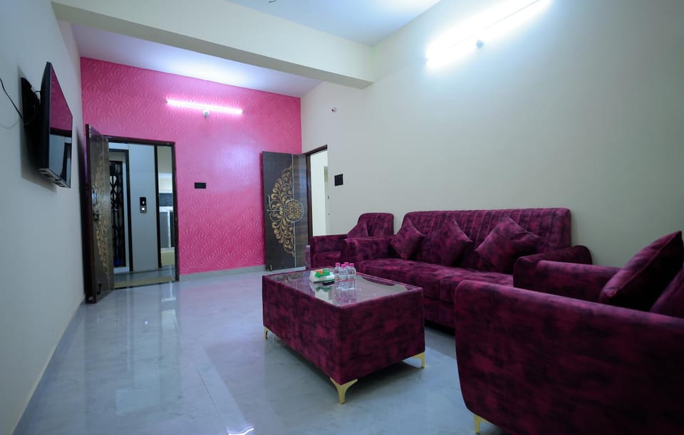 Communal lounge/ TV room, Living room, Seating area, Evening entertainment