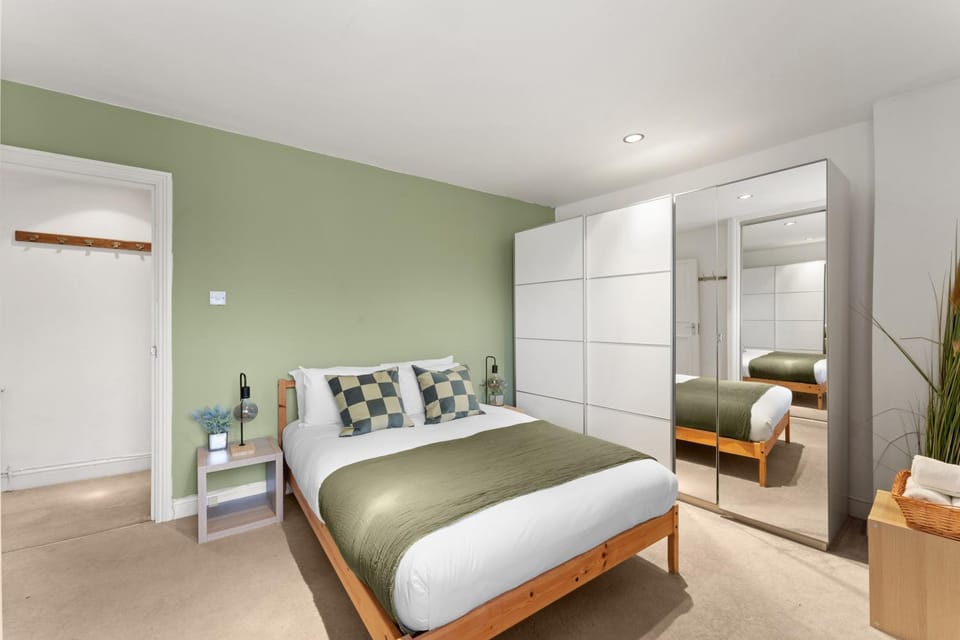 Bed, Photo of the whole room, Bedroom, wardrobe