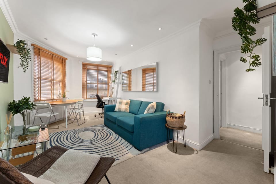 Living room, Decorative detail, Seating area, Dining area