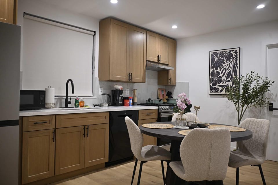 Luxe Ensuite in Shared Home-Minutes to USC Apartment in Los Angeles