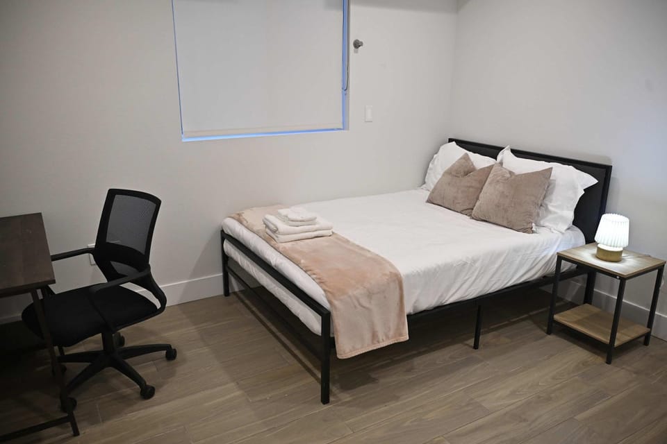 Luxe Ensuite in Shared Home-Minutes to USC Apartment in Los Angeles