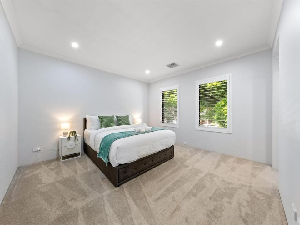 Brand new Spacious & Stylish Stay in Vic Park House in Bentley