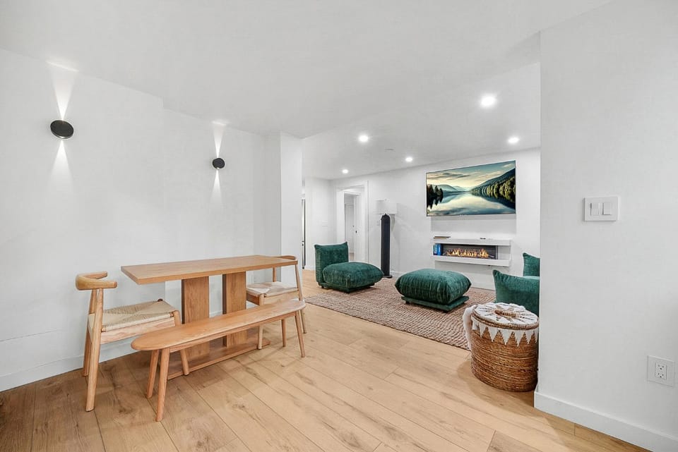 TV and multimedia, Living room, Seating area, Dining area