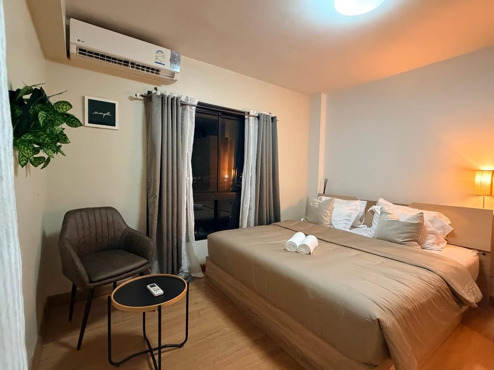 Bedroom, towels