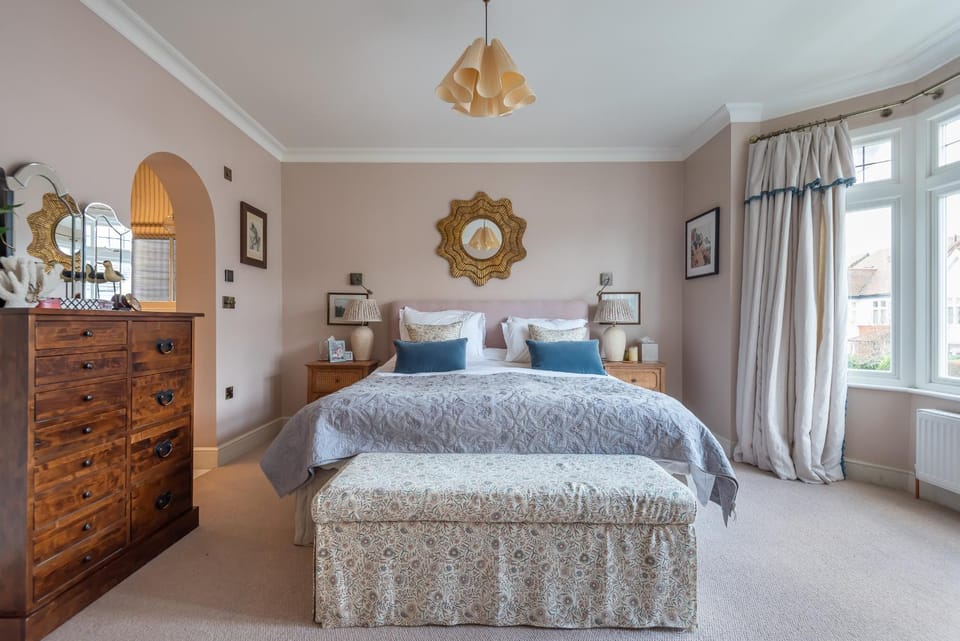 Beautiful 5BDR 3Bath Home in Quiet Barnes House in London Borough of Richmond upon Thames