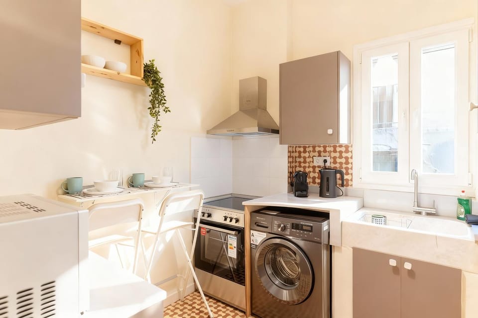 Coffee/tea facilities, Kitchen or kitchenette, oven, washing machine