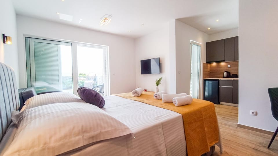 Bed, Kitchen or kitchenette, Bedroom