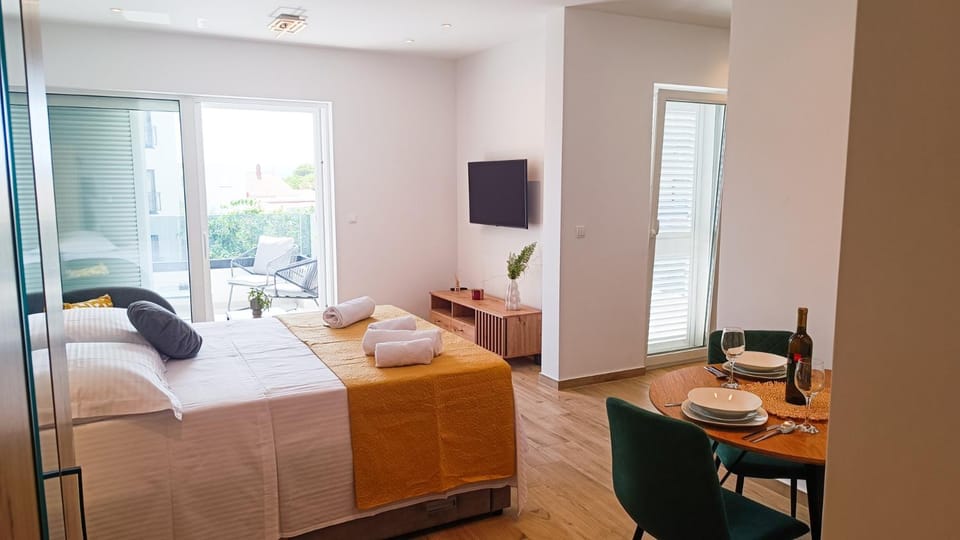 Bed, TV and multimedia, Living room