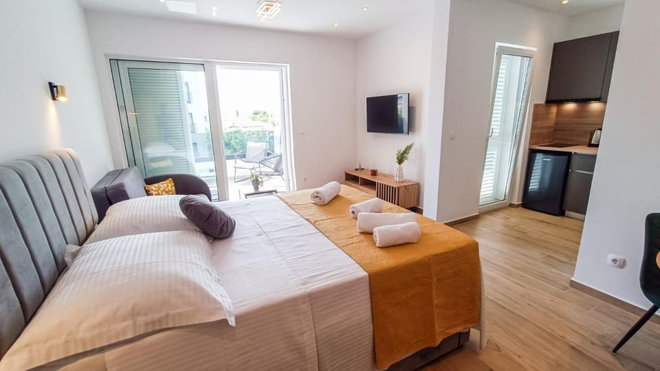 Bed, Kitchen or kitchenette, Living room, Seating area, Bedroom