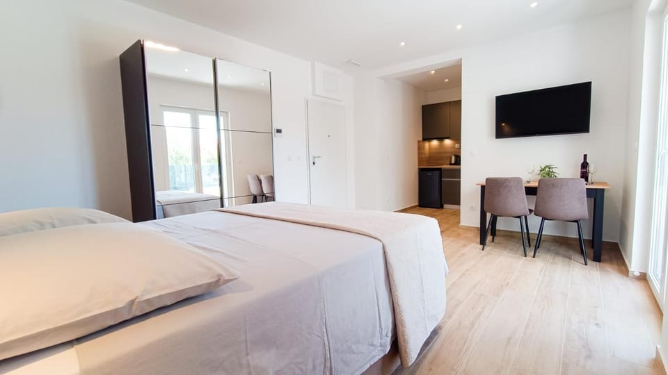 Bed, TV and multimedia, Bedroom, wardrobe