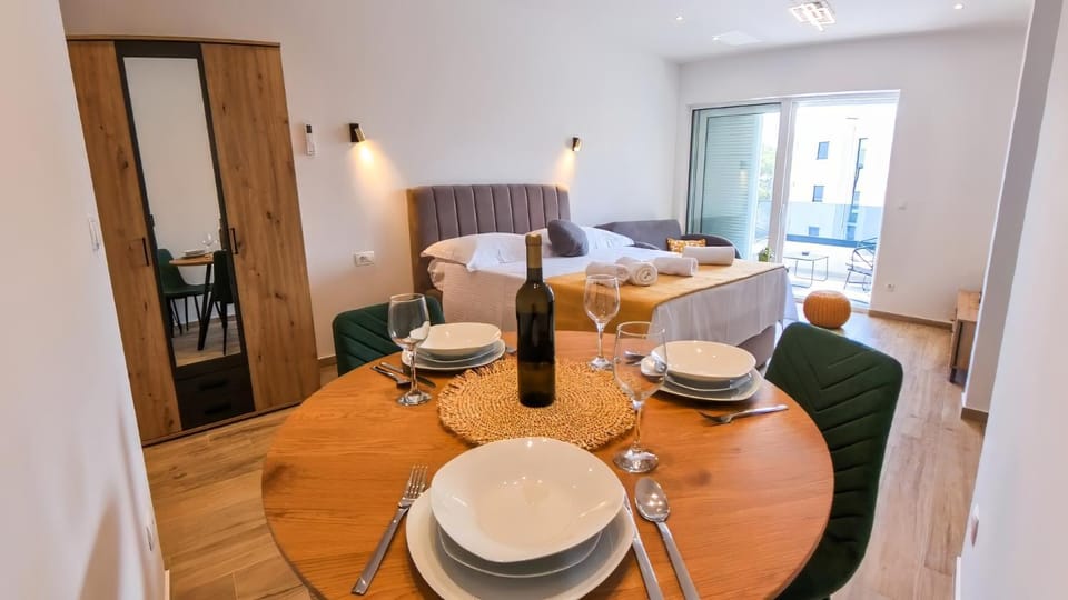 Bed, Living room, Food and drinks, Photo of the whole room, Seating area, Dining area, Bedroom, Drinks