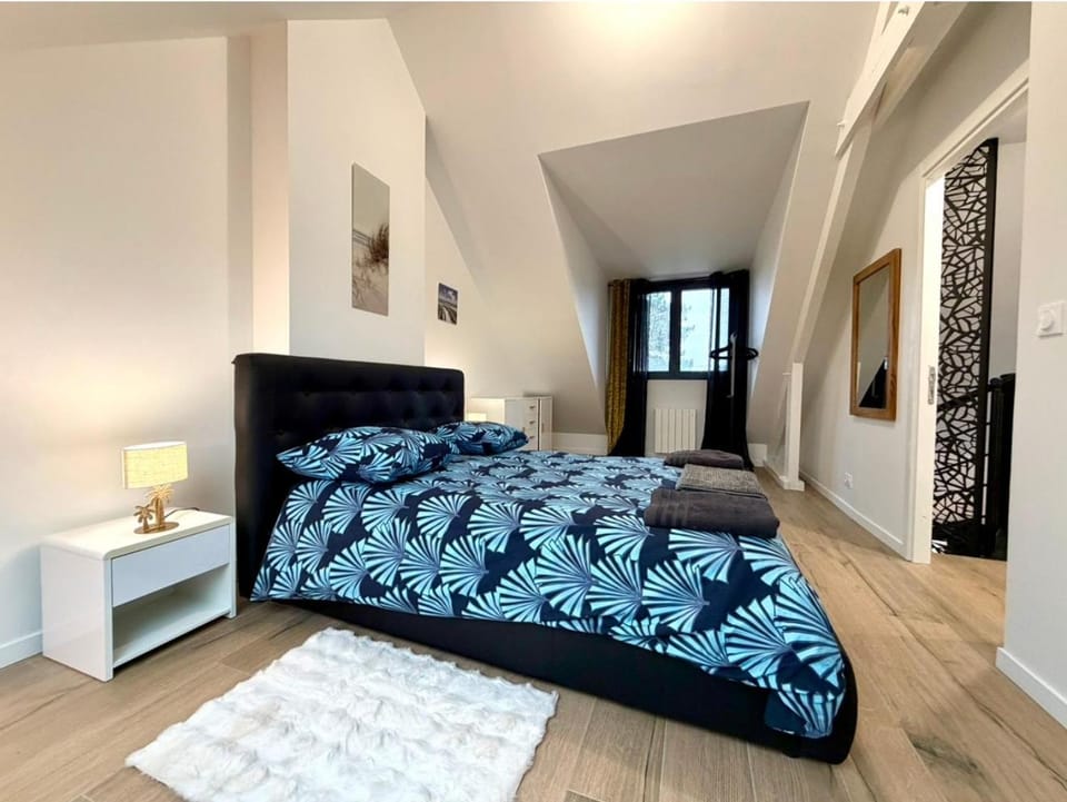 Photo of the whole room, Bedroom