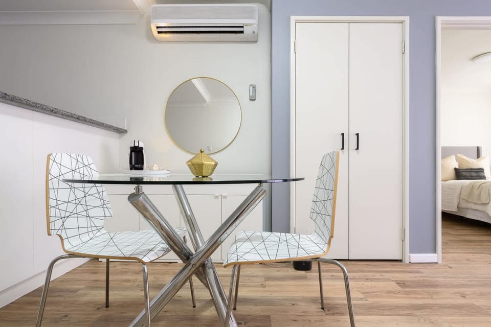 Seating area, Dining area, air conditioner