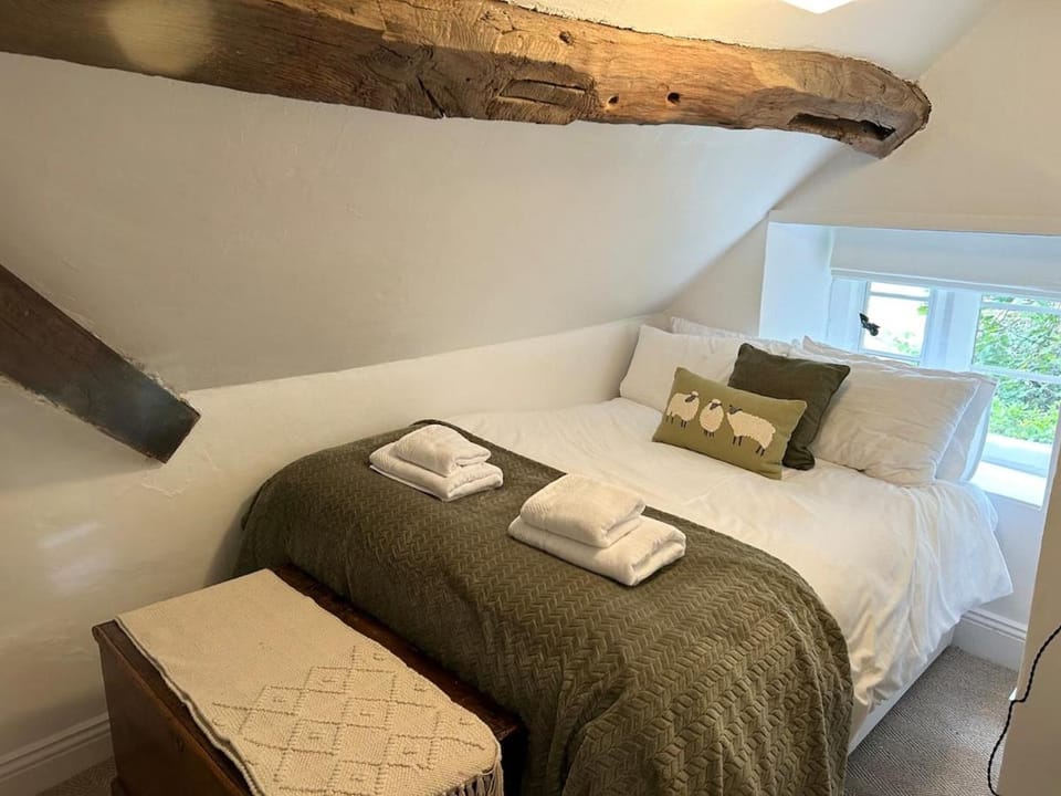 A Cotswold Gem, Sleeps 4, Pub Shop & Cafe in Village House in Cotswold District