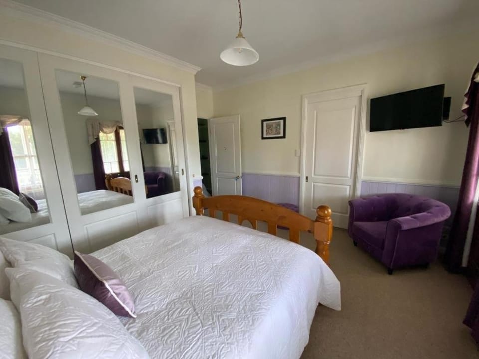 Bed, TV and multimedia, Photo of the whole room, Bedroom