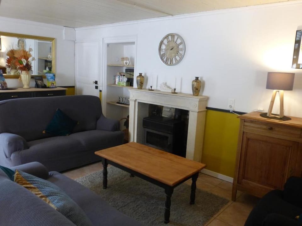 Farmhouse sleeps 12 with 10m private Pool House in Pays de la Loire