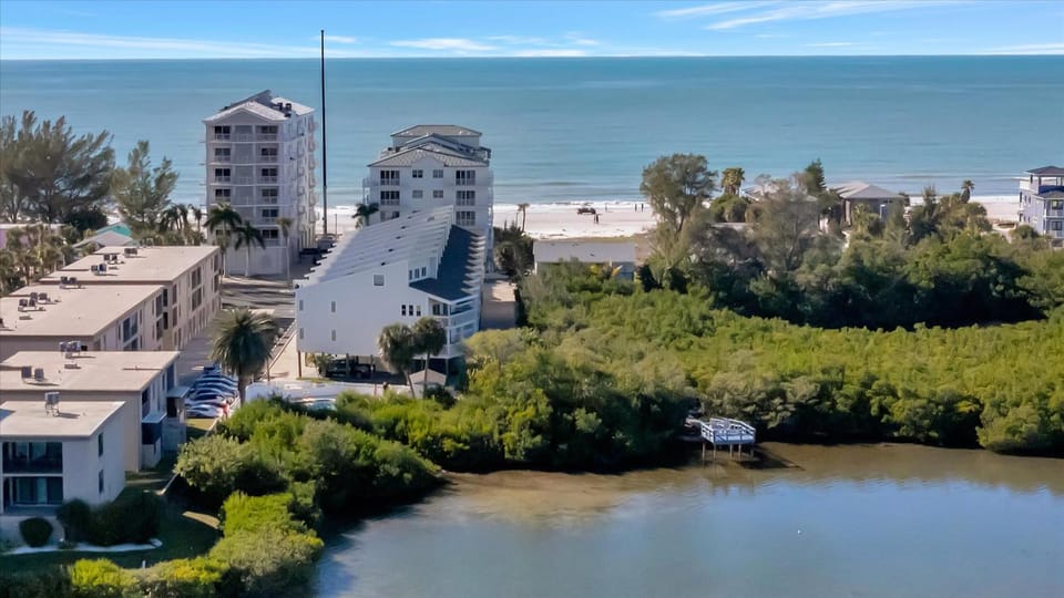 Beach Access & Heated Pool Resort Condo for 8 House in Indian Shores