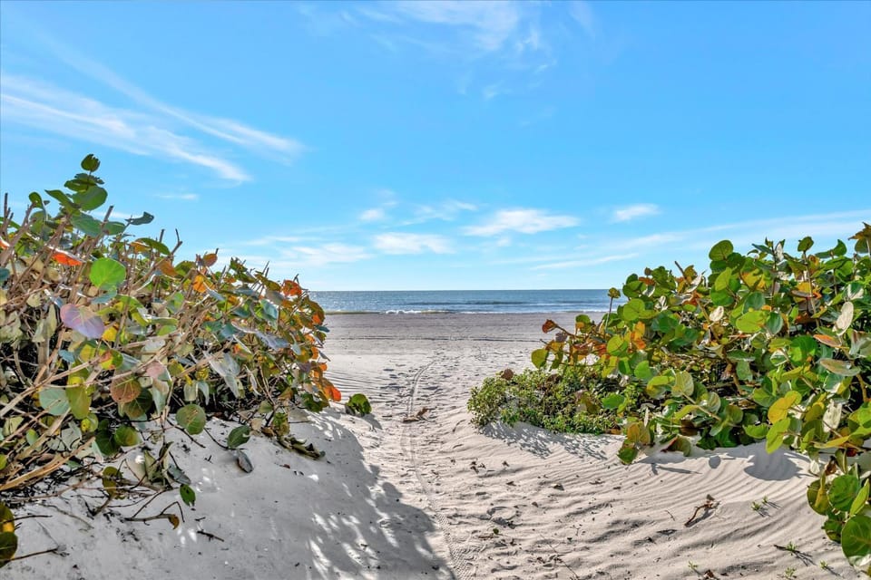 Beachfront & Ocean Views Balcony Condo Sleeps 8 House in Indian Shores
