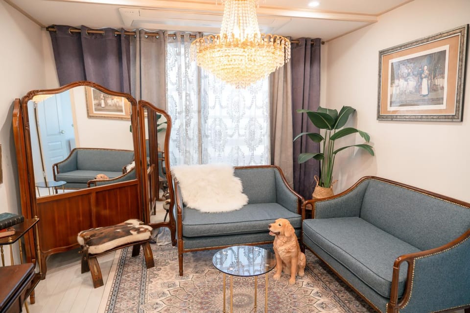 Living room, Photo of the whole room, Decorative detail, Decorative detail, Seating area