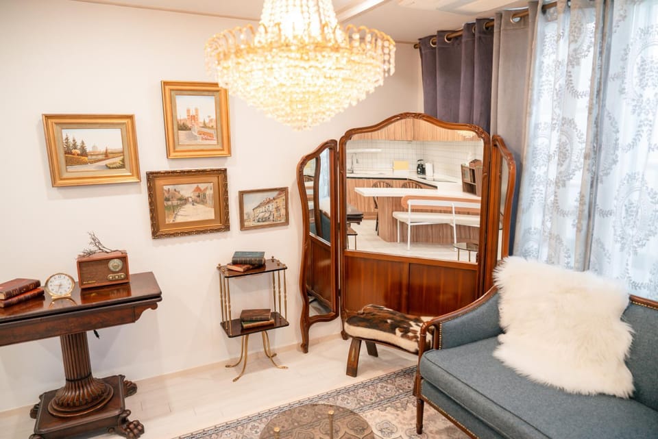 Living room, Photo of the whole room, Decorative detail, Decorative detail