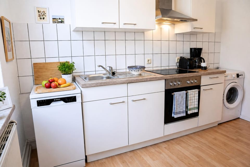 Kitchen or kitchenette, dishwasher, stove
