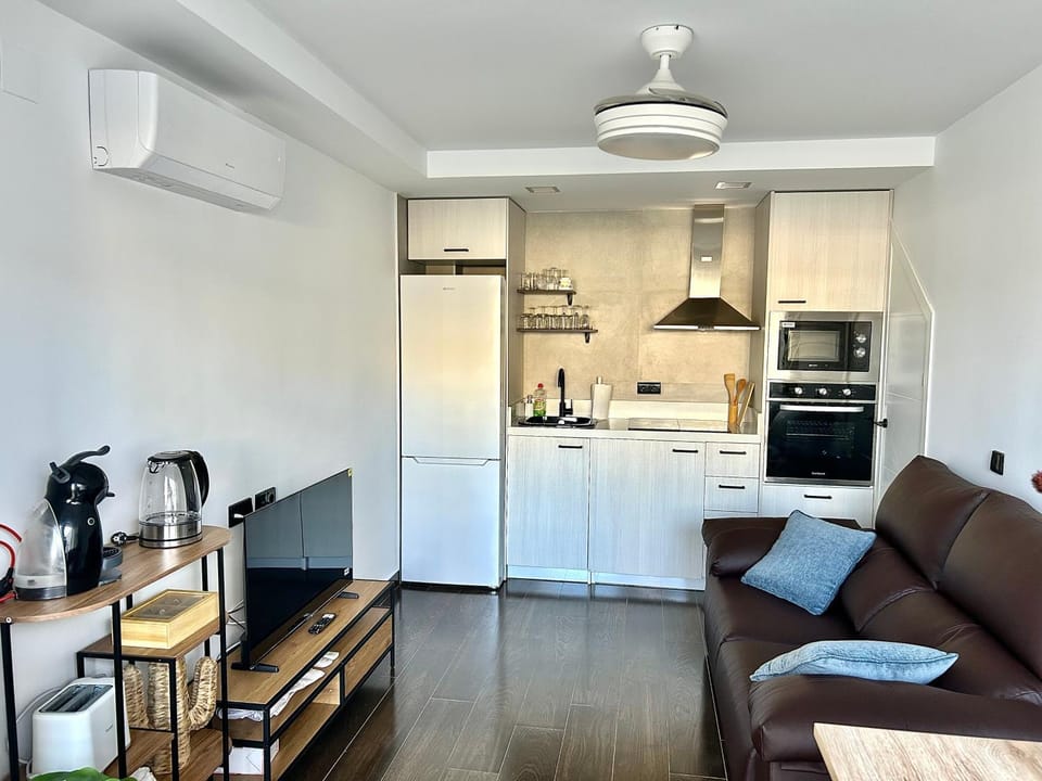 TV and multimedia, Kitchen or kitchenette, Living room, toaster