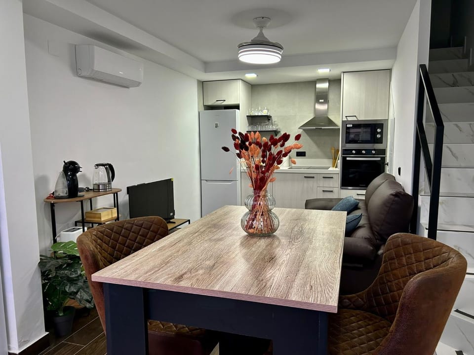 Living room, Seating area, Dining area, air conditioner