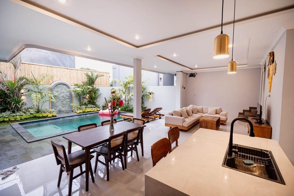 Kitchen or kitchenette, Swimming pool