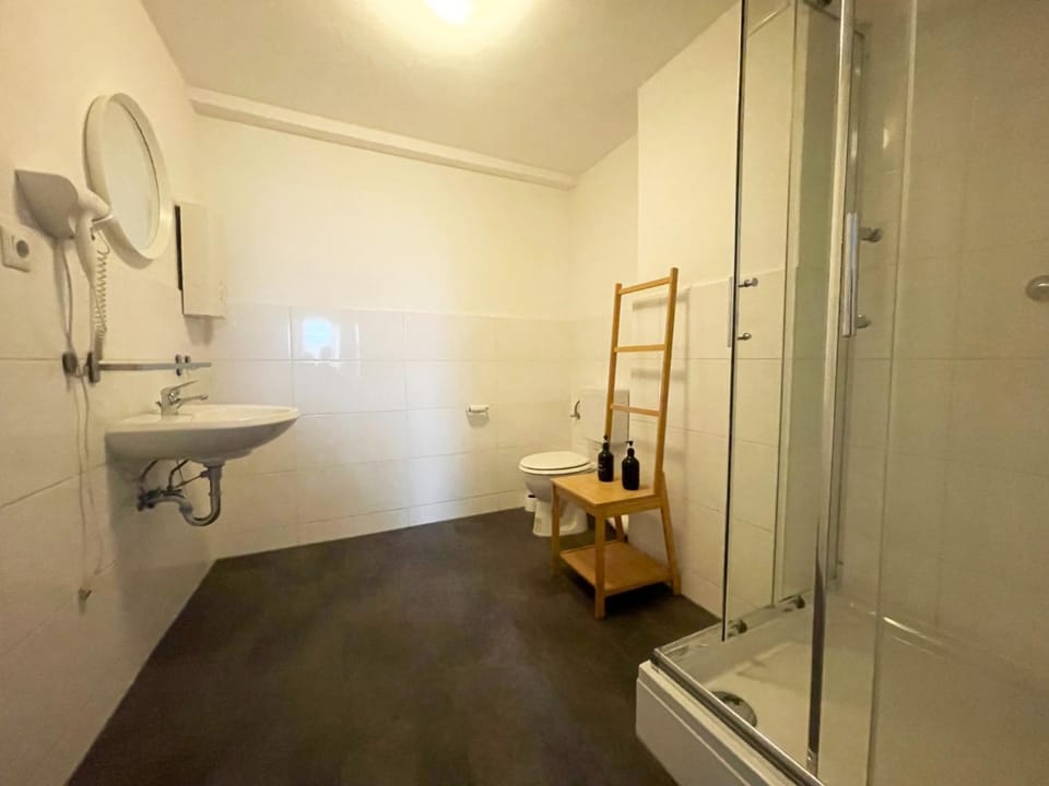 Shower, Toilet, Bathroom, towels