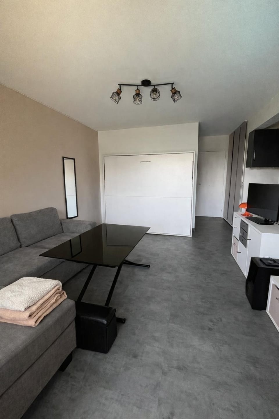 Bed, TV and multimedia, Living room
