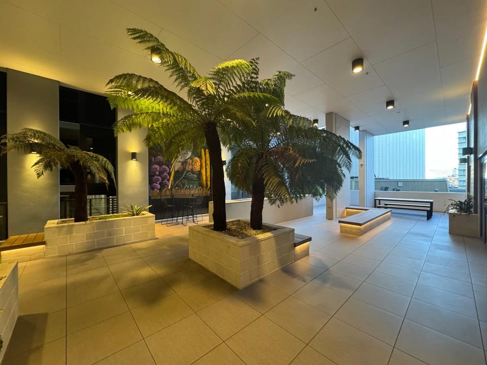 Private Ensuite Bedroom with Lake and Mountain Views in Shared Home City Centre Canberra plus Parking Vacation rental in Canberra