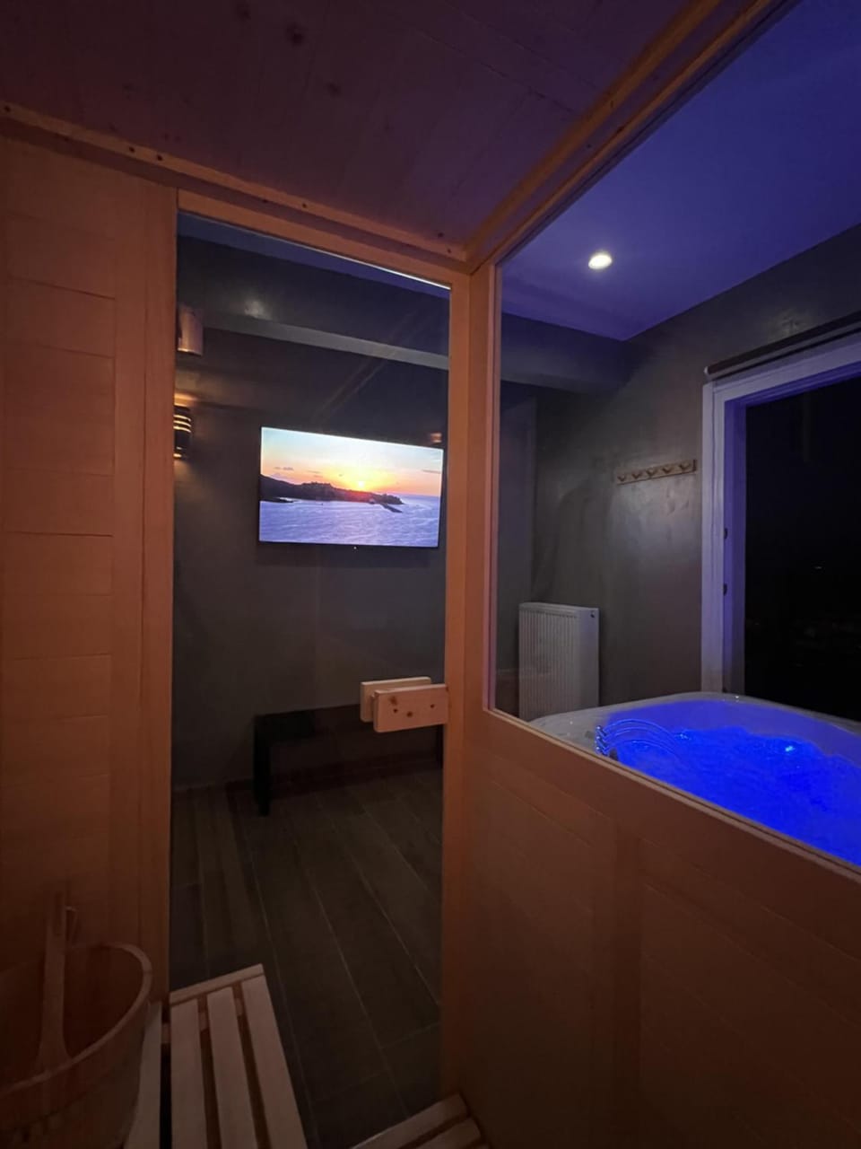 Hot Tub, Sauna, TV and multimedia