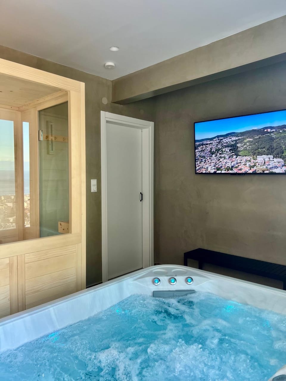 Hot Tub, Sauna, TV and multimedia