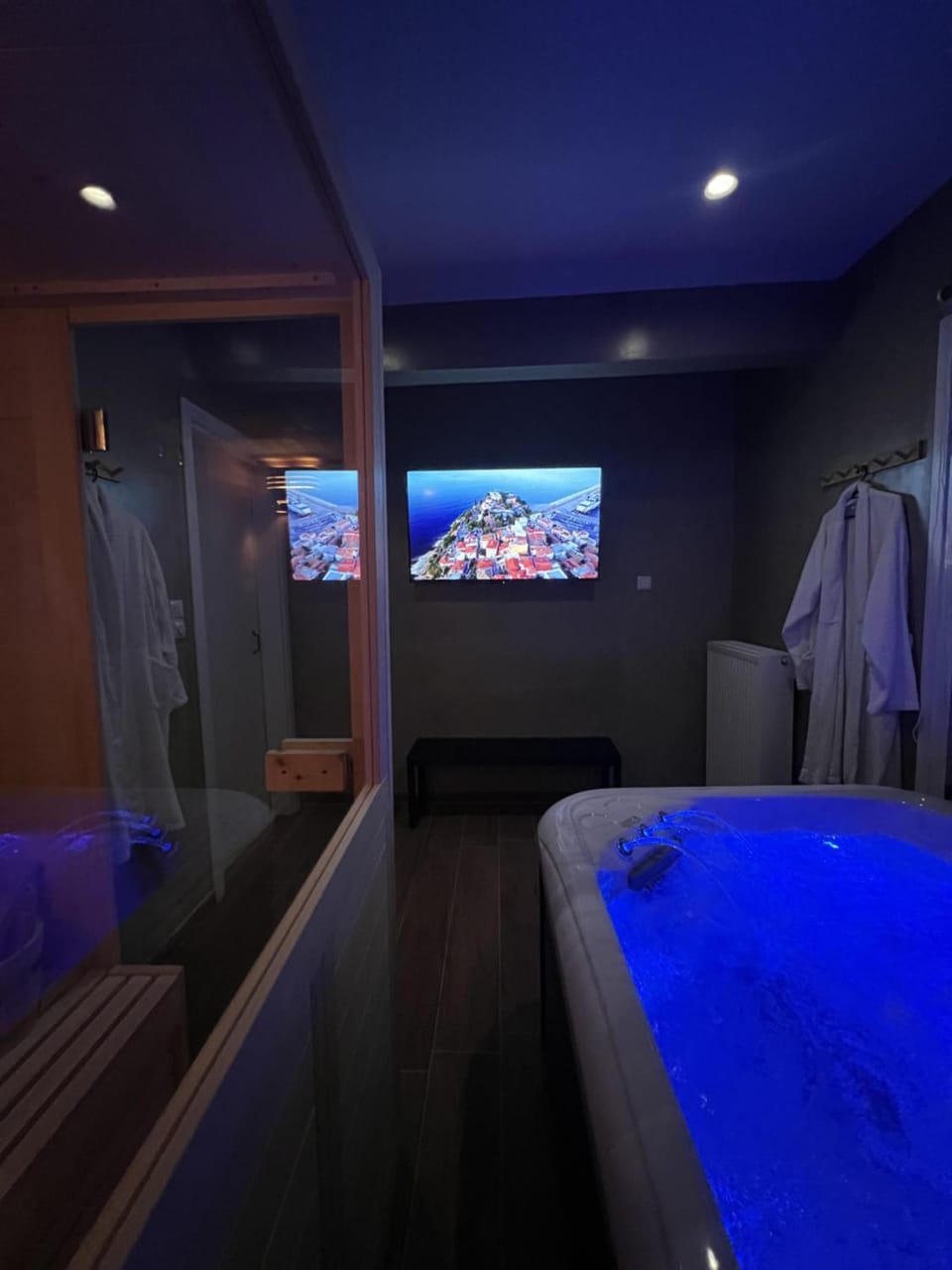 Hot Tub, Sauna, TV and multimedia, Evening entertainment