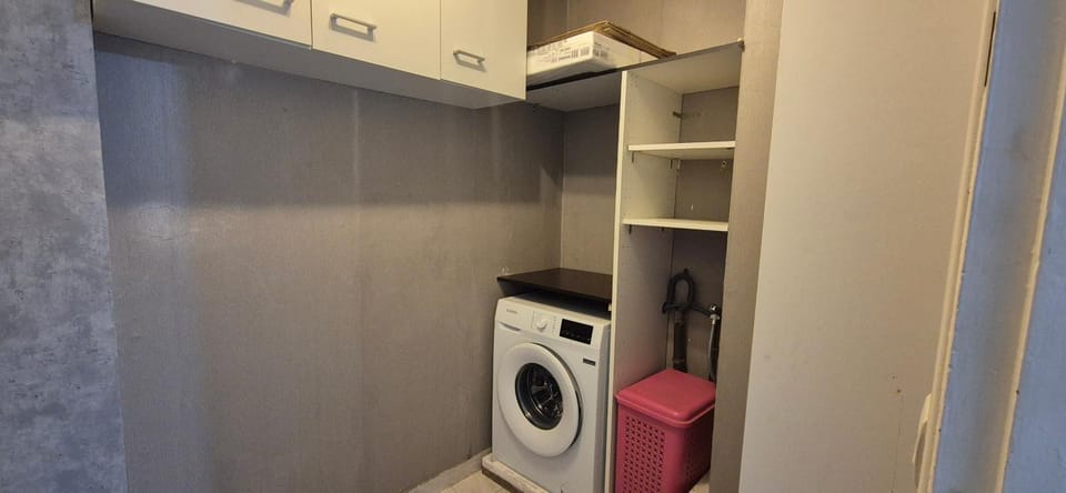 wardrobe, washing machine