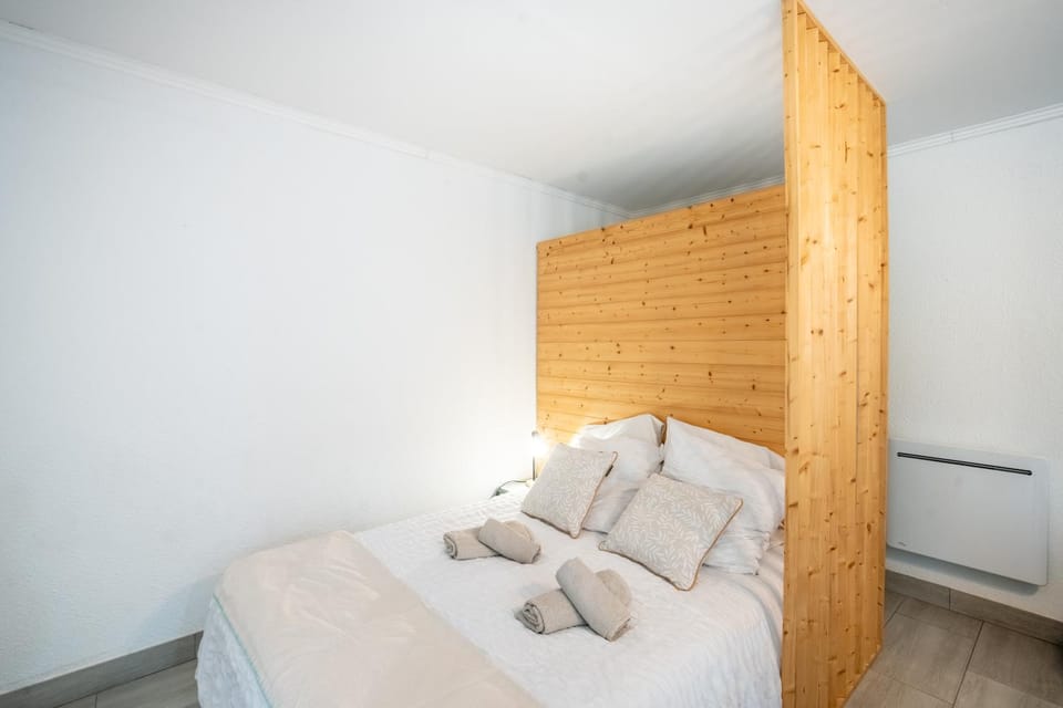 Bed, Bedroom, towels