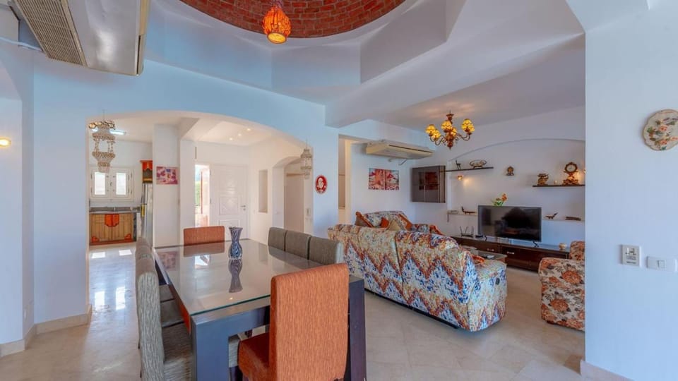 TV and multimedia, Kitchen or kitchenette, Living room, Seating area, Dining area, air conditioner