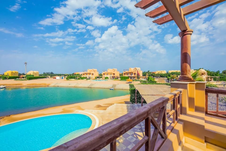 Balcony/Terrace, Lake view, Swimming pool, sunbed