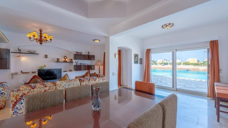 TV and multimedia, Living room, Seating area, Dining area, Lake view