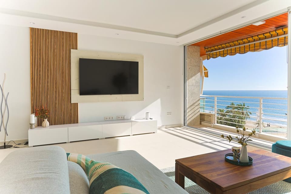 Communal lounge/ TV room, Balcony/Terrace, Sea view