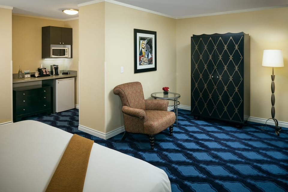 Coffee/tea facilities, Kitchen or kitchenette, Other, Photo of the whole room, Decorative detail, Seating area, Bedroom