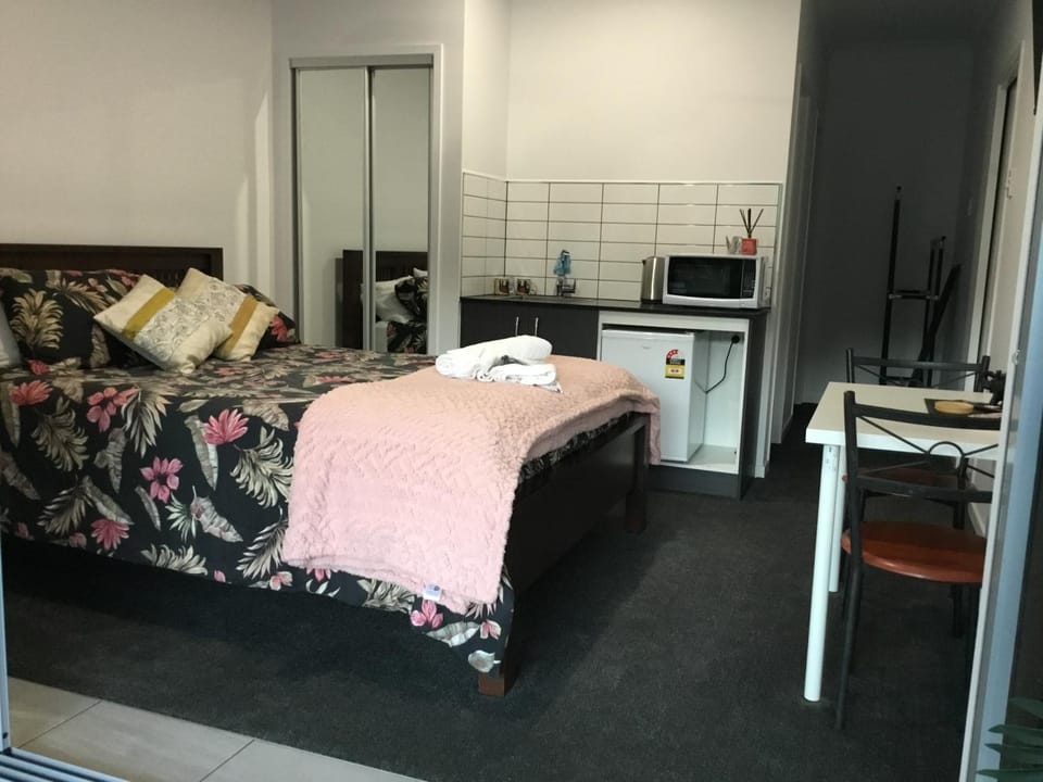 Bed, Kitchen or kitchenette, Living room, Photo of the whole room, Seating area, Bedroom, towels