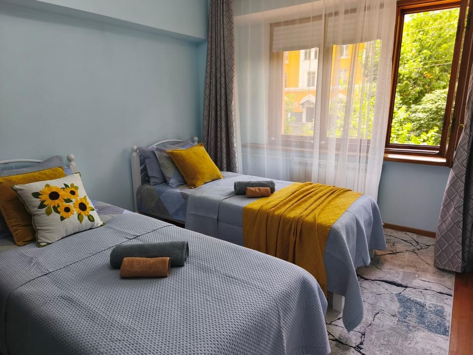 Central Almaty 3BR Apartment near Panfilov Park Apartment in Almaty