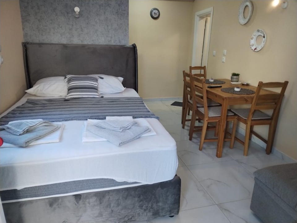Bed, Living room, Dining area, Bedroom