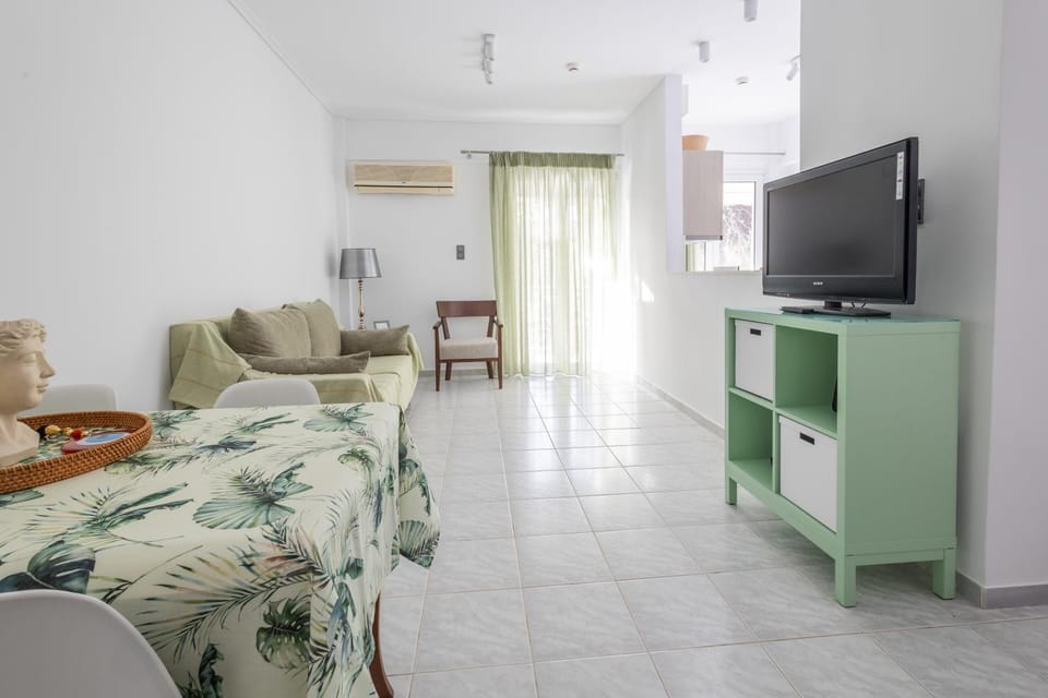 TV and multimedia, Living room, Photo of the whole room, Seating area, air conditioner