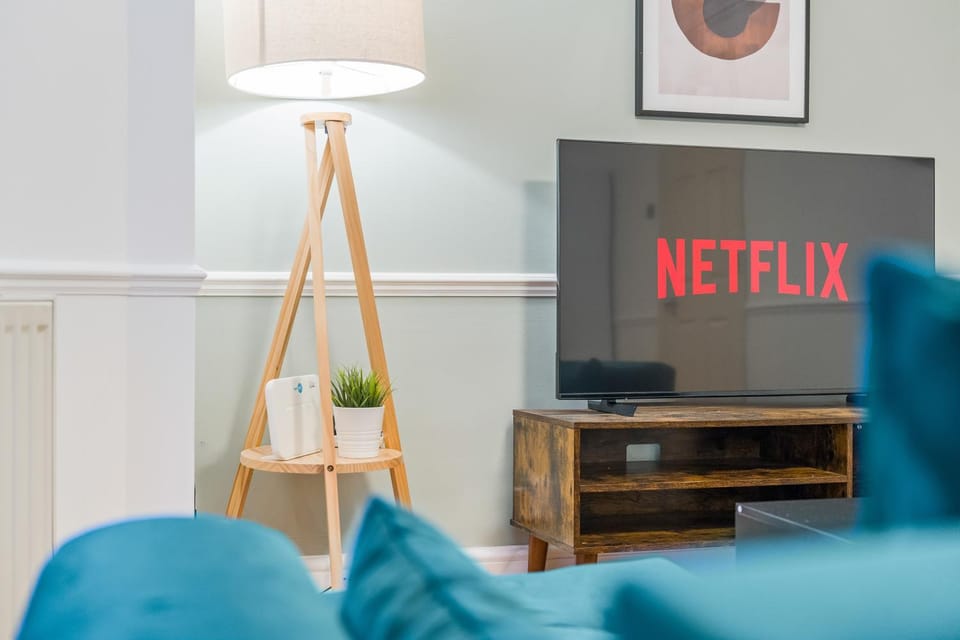 Communal lounge/ TV room, TV and multimedia, Living room, Seating area, Evening entertainment