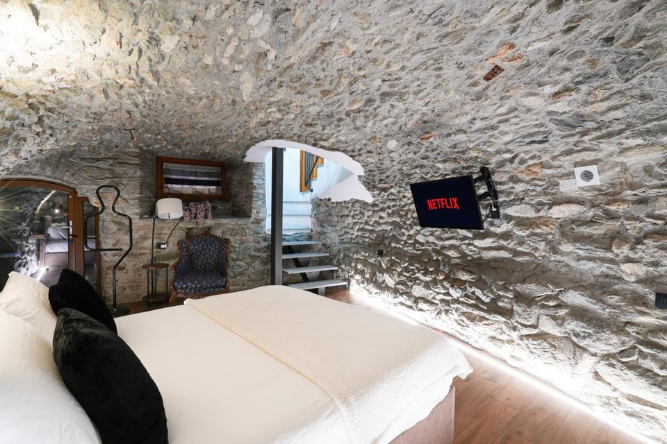 TV and multimedia, Photo of the whole room, Bedroom