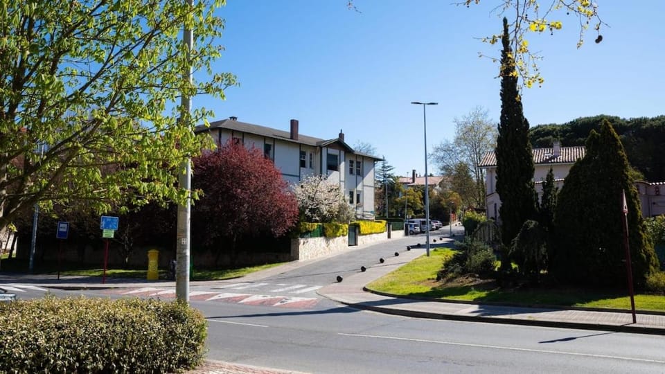 Property building, Neighbourhood, Area and facilities, acessibility